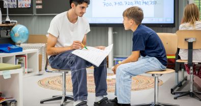 Zwei Studenten übernehmen Verantwortung im Klassenzimmer