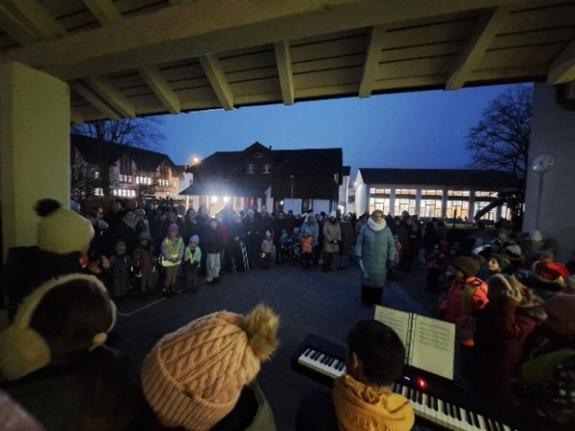 Weihnachtszauber im Schulhaus Schönenberg