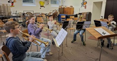 Ein Orchester unter dem Schulhausdach