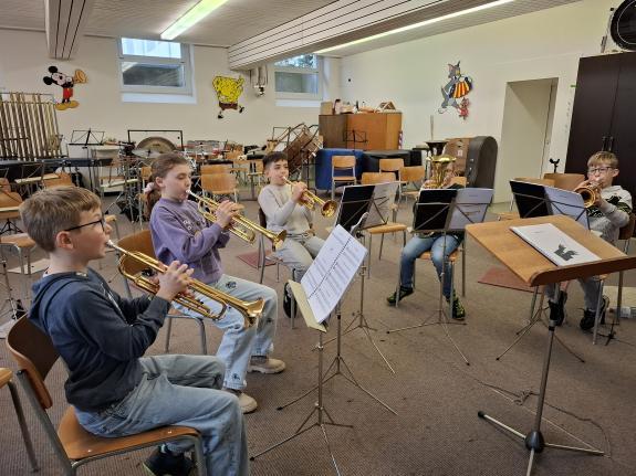 Ein Orchester unter dem Schulhausdach