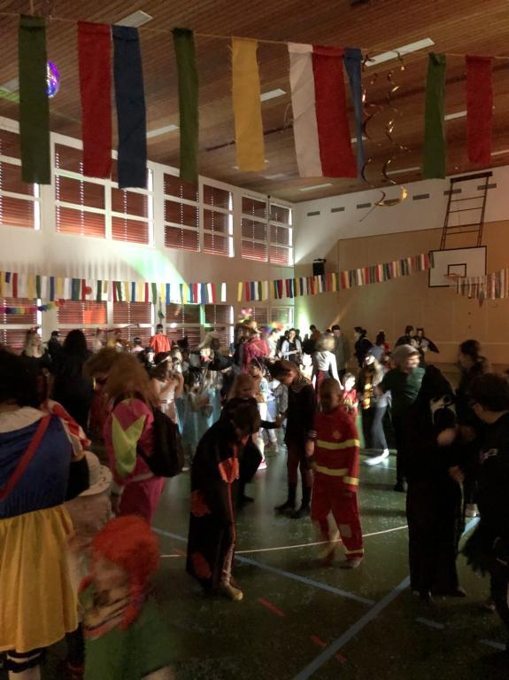 Kinder-Fasnacht in der Turnhalle Kradolf